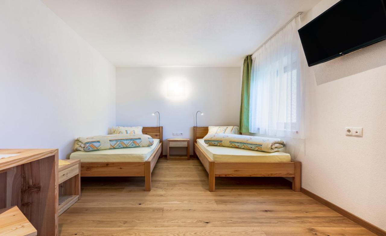 Hotel Chavalatsch Tubre Bagian luar foto